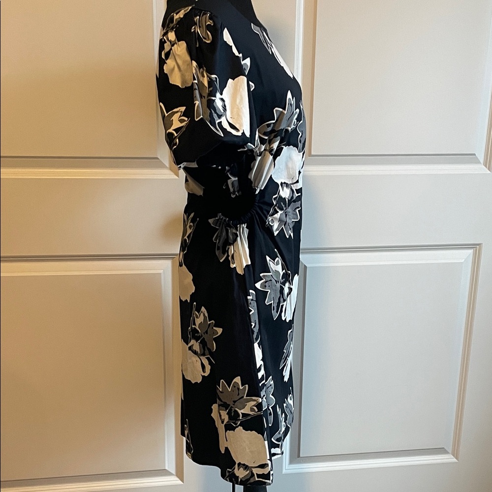 Scoop Sides Cutout Poplin Dress with Puff Sleeves Size Medium (Juniors) - Picture 6 of 9